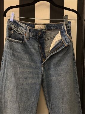 Abercrombie & Fitch 90’s Relaxed High Rise Women's Light Blue Straight-Leg Jeans